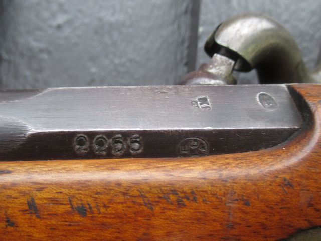 ELG inom en oval betyder att geväret är provtryckt och besiktigat i den Belgiska staden Liege. 